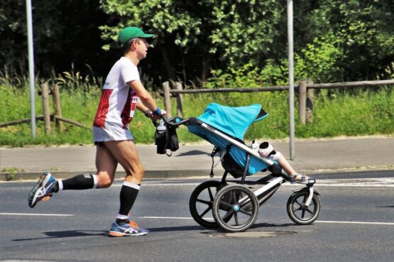 father runner marathon with a child 3437283